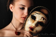 "Mask & Swing", die Swingerparty mit der anonymen Komponente.