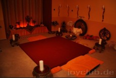 Eine Massagematratze in der Tantra-Schule.