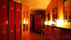 Die Umkleide im Swingerclub.