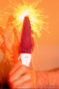 Die Ladestation von "Calla" enttäuscht zwar, einmal aufgeladen entfacht der Vibrator allerdings ein Lustfeuerwerk.