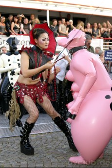 Der Dresscode des Abends: Lack, Leder, Latex, Dessous, Fantasy bzw. sündiges Schwarz
