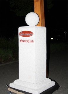 Stammgste und Freunde schenkten zum Geburtstag des Clubs dieses Denkmal!