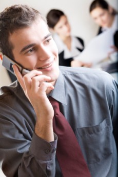 Selbst während der Arbeitszeit können es manche Männer nicht lassen, sich ihre tägliche Portion Liebe per Telefon abzuholen.